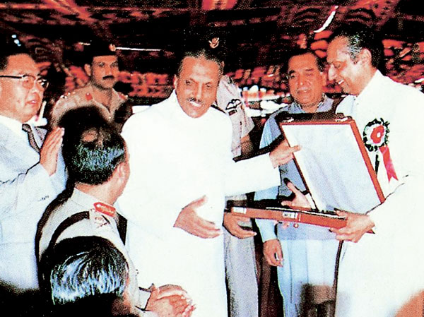 巴基斯坦前总统齐亚哈克为建设公司颁奖